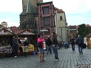 Neelam bhabhi so Rahi thi maine chupke se uske kapde khol kar chut me ungli dali to garm ho kar chudai