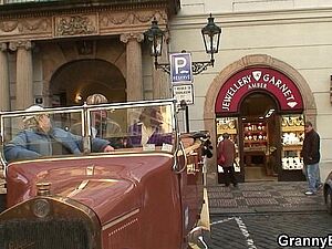 Raat ko jab Ghar par koi Nahi tha to many ko fingring karta huya Dekha deta na