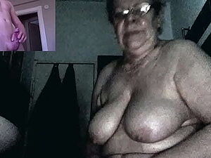 Mom with huge ass on all fours, moving it twerk style and cumming inside