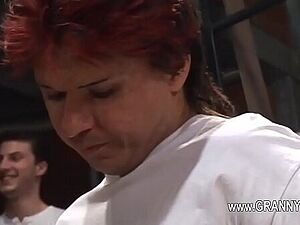 mi secretaria quiere que le ordeñ_e sus tetas así_ que la complazco en todo lo que me diga