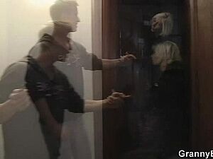 बीबी सो रही थी तभी उसके पति ने साली के साथ अच्छे से सेक्स किया