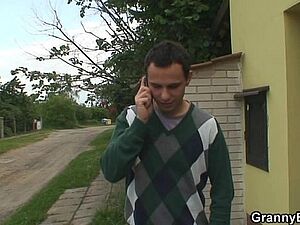 mientras hago ejercicio ese chico me observa yo me le insinuó_ para que me folle mi gran culo y me ordeñ_e mis tetas