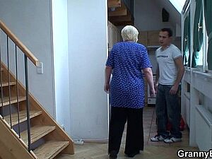 रेशमा के पति ऑफिस से आए और सो गए पत्नी ने अपने पैरोसे सहला कर गरम किया