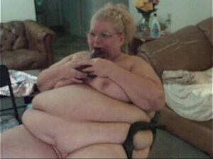 Hijastra de 18 añ_os sufre con madrastra tetona que se folla a sus enamorados