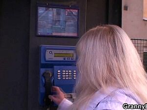 मोबाइल में पोर्न देख रही सालीजी को पीछे से पकड़ के चोदा