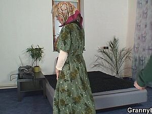 मेरी बीबी बहुत बड़ी लंड की सोकीन है। उसे सिर्फ लंड चाइए। में तो उसे चोदते चोदते थक गया हूं