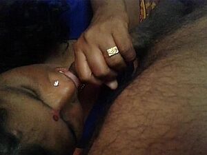 ३ फ़ीट छोटी लड़की को सौतेले भाई ने नंगा देखा और सोफे पे लिटाकर चोद दिया