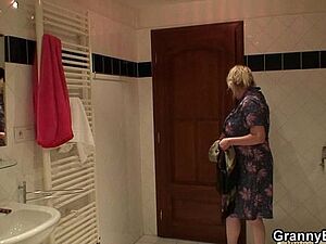 १८ साल की सौतेली बहन भाई के साथ बिस्तर पर लेटेगी तो चुदाई तो होगी ही