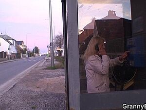 हात मे लेकर पेशाब करता एक इंडियन लड़का