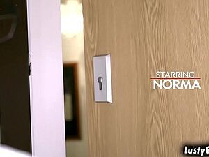 TIRUNELVELI TAMIL DELPHINE AUNTY FINGERING PUSSY