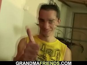 दफ्तर में निम्न स्तर पर कार्य करने वाली महिला की उच्च अधिकारी द्वारा कि गई चुदाई