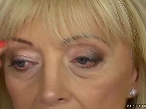 Today Exclusive -desi Bhabhi Shows Her Boobs And Masturbating Part 2